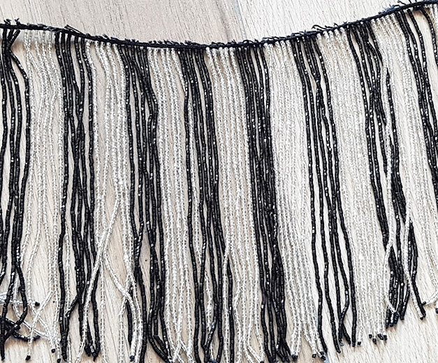 Beaded string with black/white strings 20cm