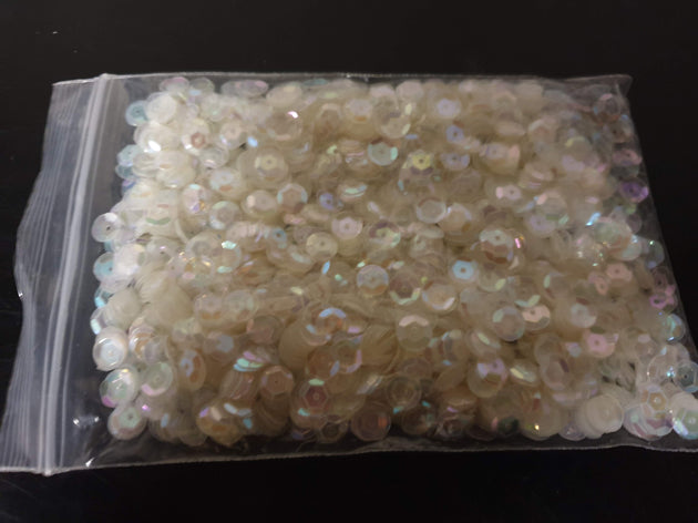 Glass beads white mother of pearl
Bag 50 grams