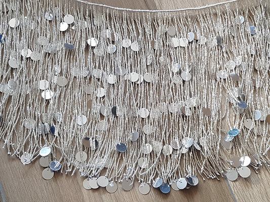 Beaded string with silver-white strands with many beads

 1 meter long, strands 30cm long