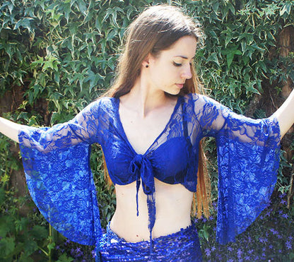 Top bestaat volledig uit kant. Kleur korenblauw