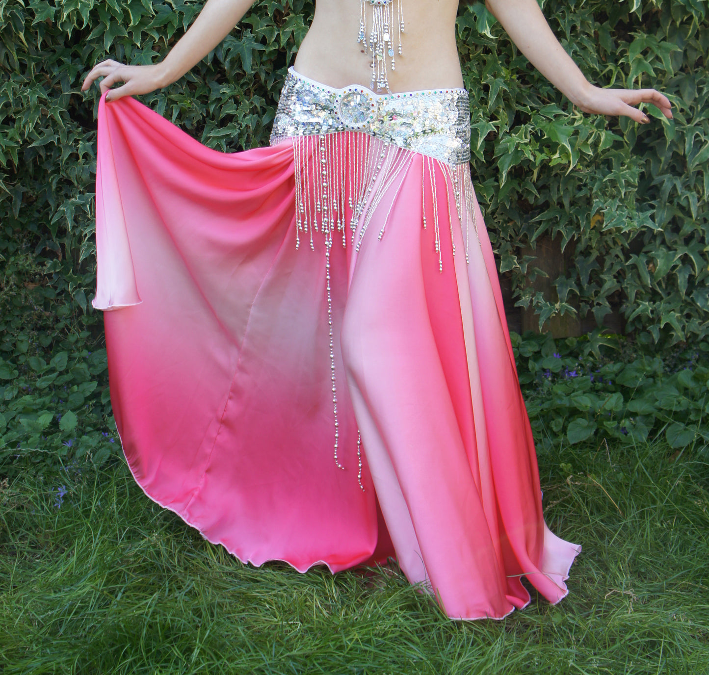 Beautiful skirt made of rayon. Color gradient in pink/white.
