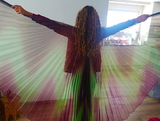 Smooth falling Isis Wings of good quality in burgundy with a color gradient to green