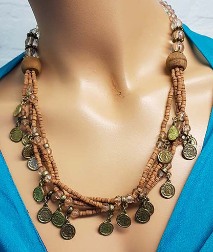 Ketting met bruine kralen en oude muntjes
