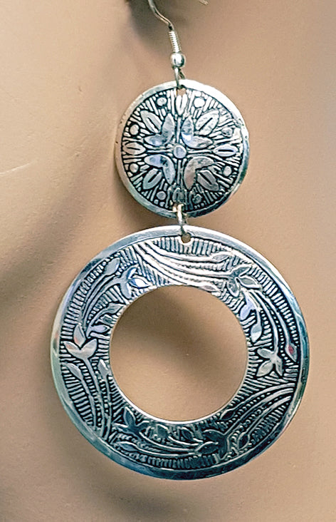 Long round earrings in old silver look