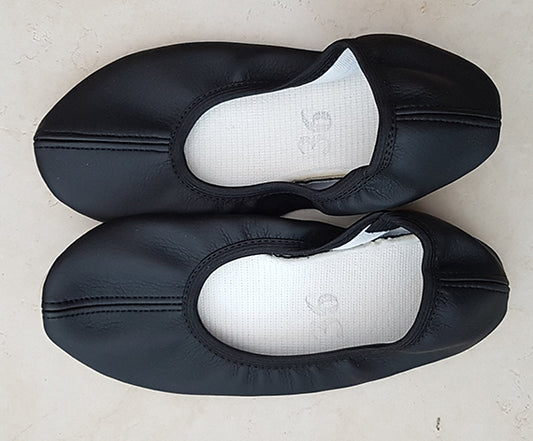 Belly dance shoes in black with leather sole