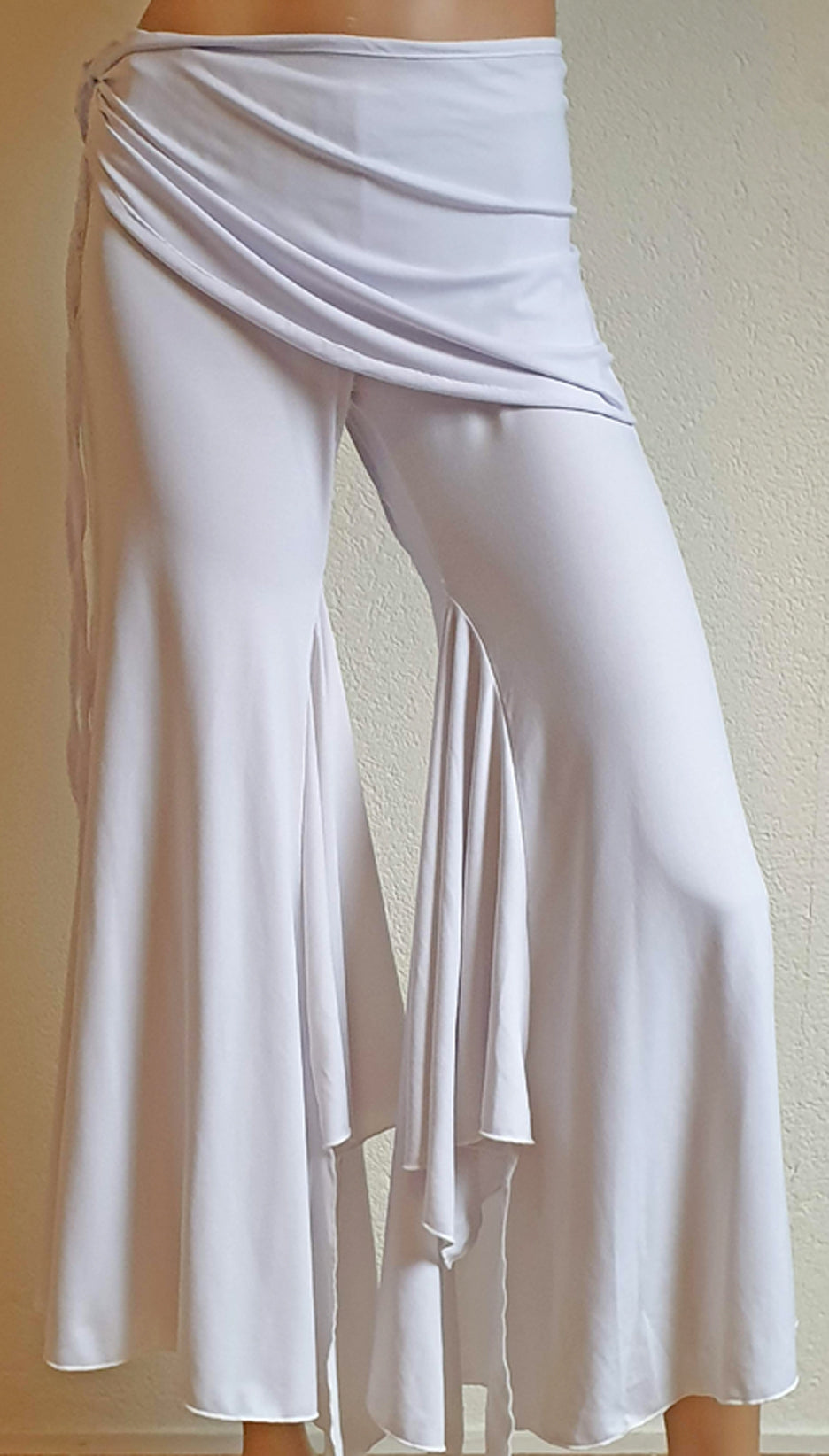 Set of pants and top in white