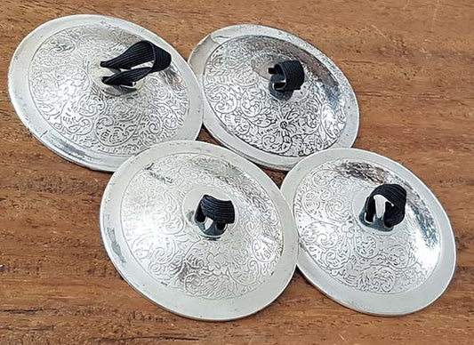 Beautifully crafted silver-colored cymbals / nwikssate 