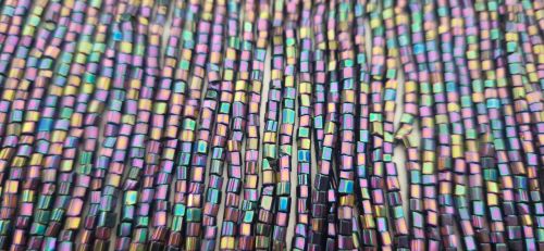 Beaded string with strands of black mother of pearl with many beads

 1 meter long, strands 30cm long
