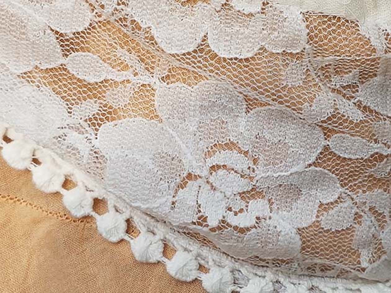 Lace edge hip scarf off white
